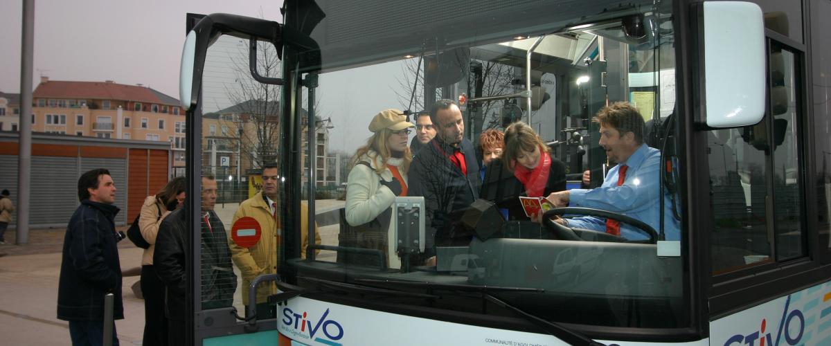 En gare de Saint-Ouen-L&#039;Aumône, le bus STIVO en mobility