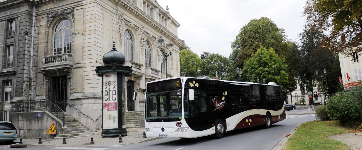 Un bus Mouvéo dans la ville d&#039;Epernay